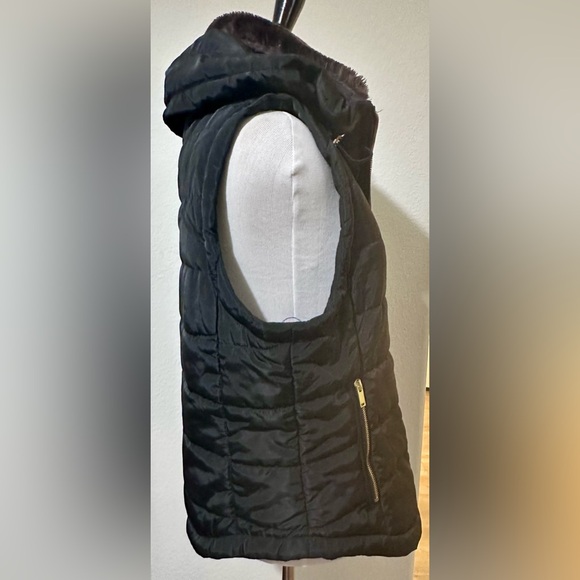 Love Tree Size M Women Black Faux Fur Collar Puffer Vest Zipper Detail - Picture 4 of 8
